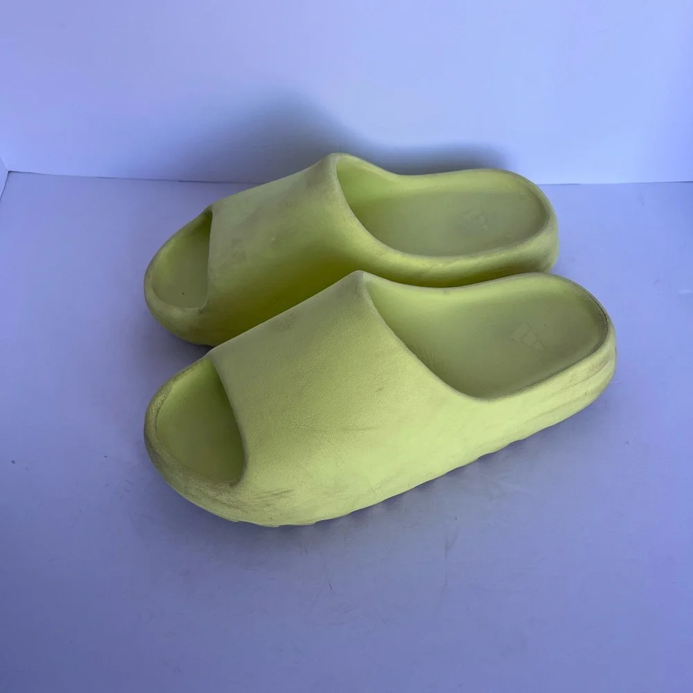 Yeezy Slides‎ in Neon Yellow